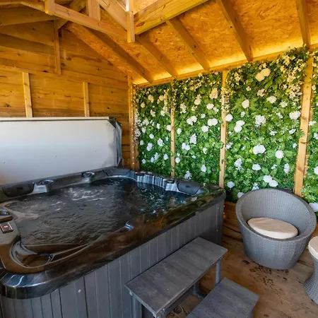 Lincoln Yurts Hotel Exterior photo