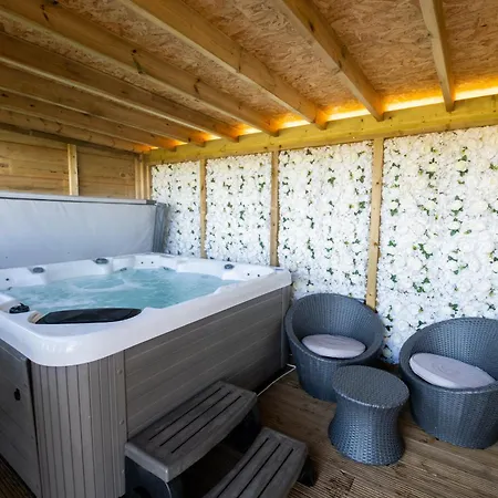 Lincoln Yurts Hotel Exterior photo