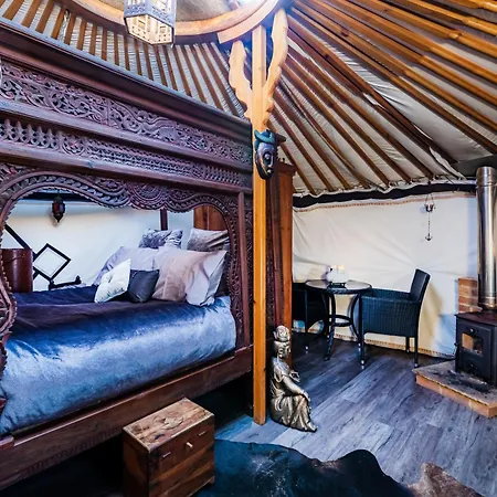 Lincoln Yurts Hotel Exterior photo